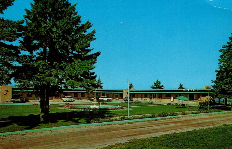 Fountain Motel (Days Inn) - Vintage Postcard (newer photo)
